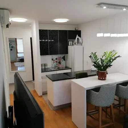 Nice Split Apartment With Underground Garage * Split